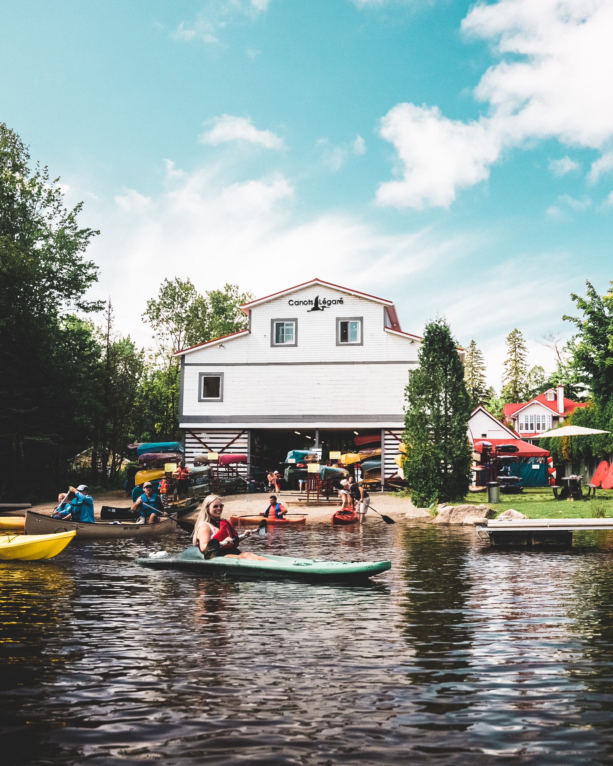 Centre de location Canots Légaré Journée ensoleillée chez Canots Légaré avec des embarcations sur l'eau