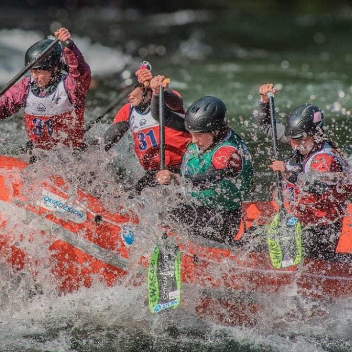 Équipe Bas-Canada Rafting en compétition Équipe Bas-Canada Rafting en action dans un rapide en compétition