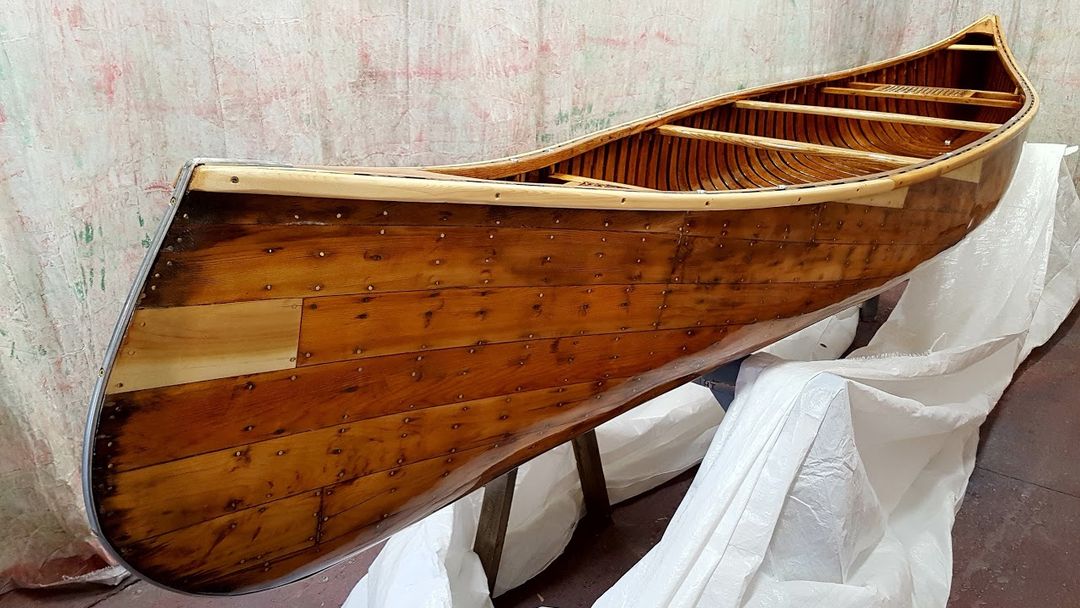 Canot en cèdre verni Canot en cèdre verni dans l'atelier Canots Légaré