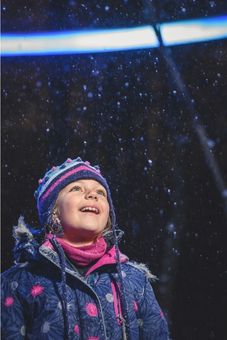 Enfant émerveillé par le parcours Onhwa' Lumina