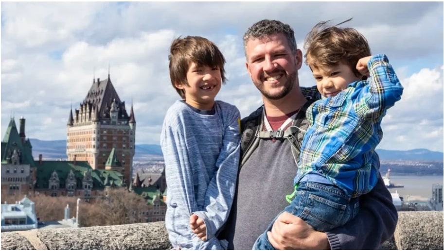 Père et ses enfants en visite à Québec
