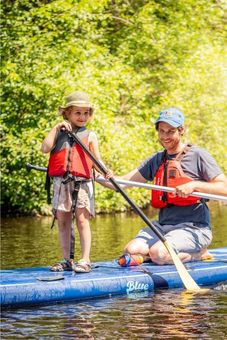 Enfant et son père en planche en pagaie chez Canots Légaré