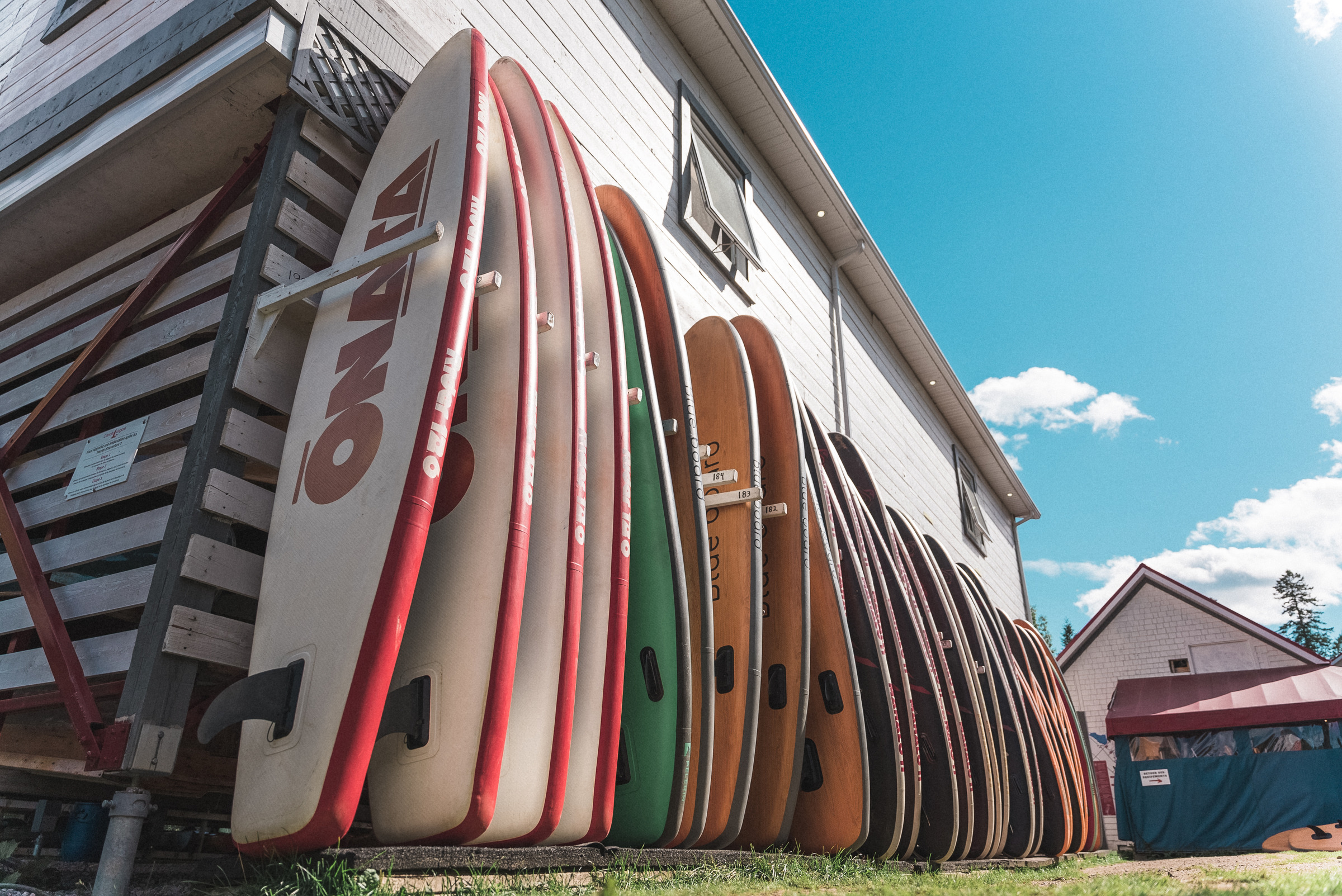 Mur de planches à pagaie chez Canots Légaré