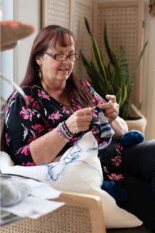 Artisane à l'œuvre à la Hutte de médecine étoilée