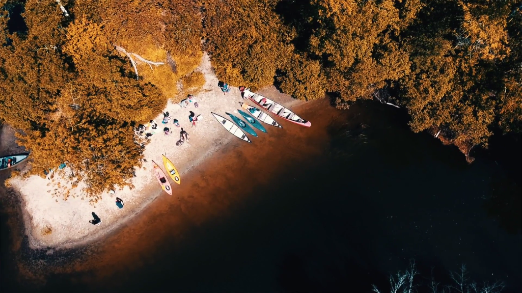 Embarcations sur la plage au bord de la rivière Saint-Charles