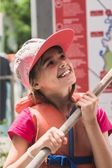 Enfant heureuse de passer la journée sur l'eau chez Canots Légaré