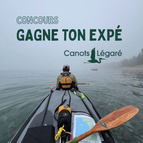 Transport d'un canot sous la cabane à canots chez Canots Légaré