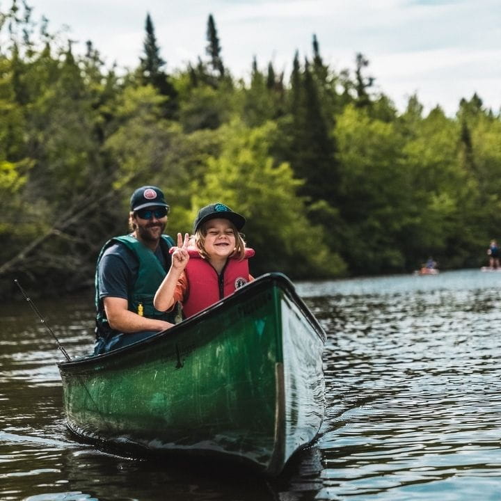 Père et son fils à la pêche en canot sur la rivière Saint-Charles chez Canots Légaré