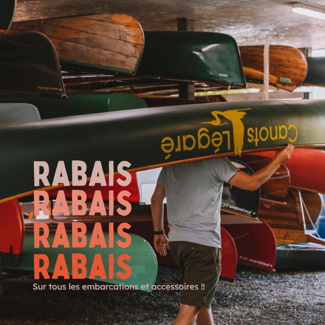 Transport d'un canot sous la cabane à canots chez Canots Légaré