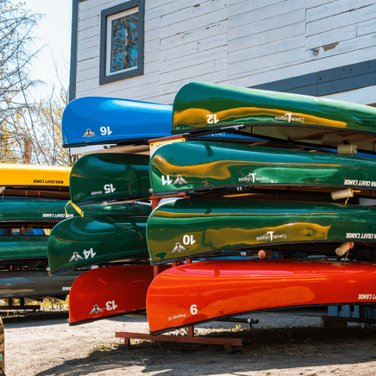 Racks de canots sur la plage au centre de location de Canots Légaré