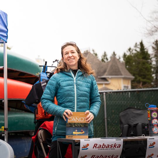Présidente du Club de canot Rabaska à la Vente sous la cabane à son kiosque
