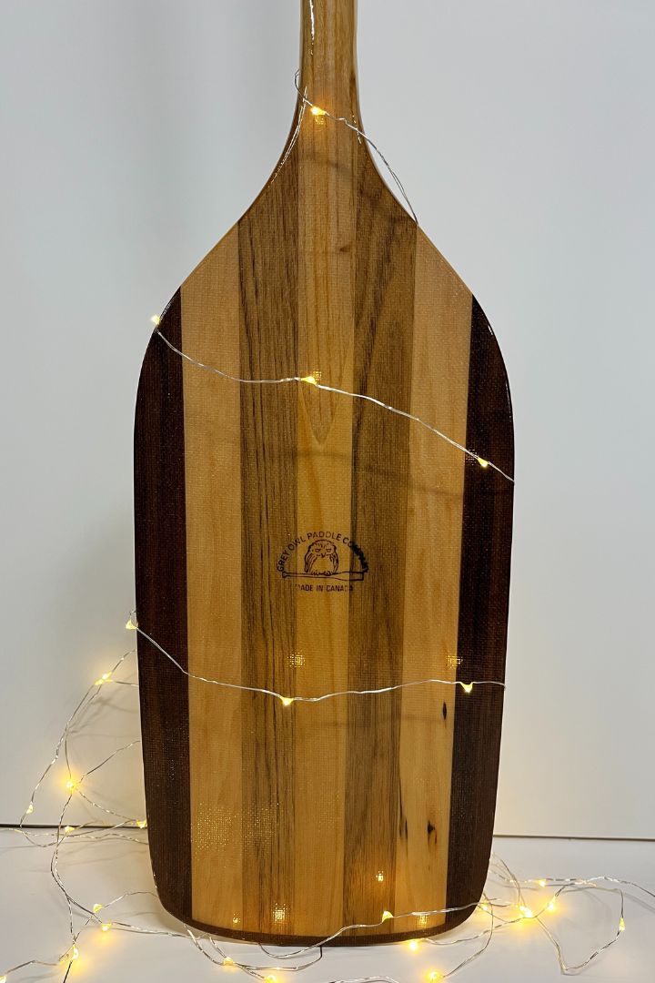 Aviron en bois entourée de lumières