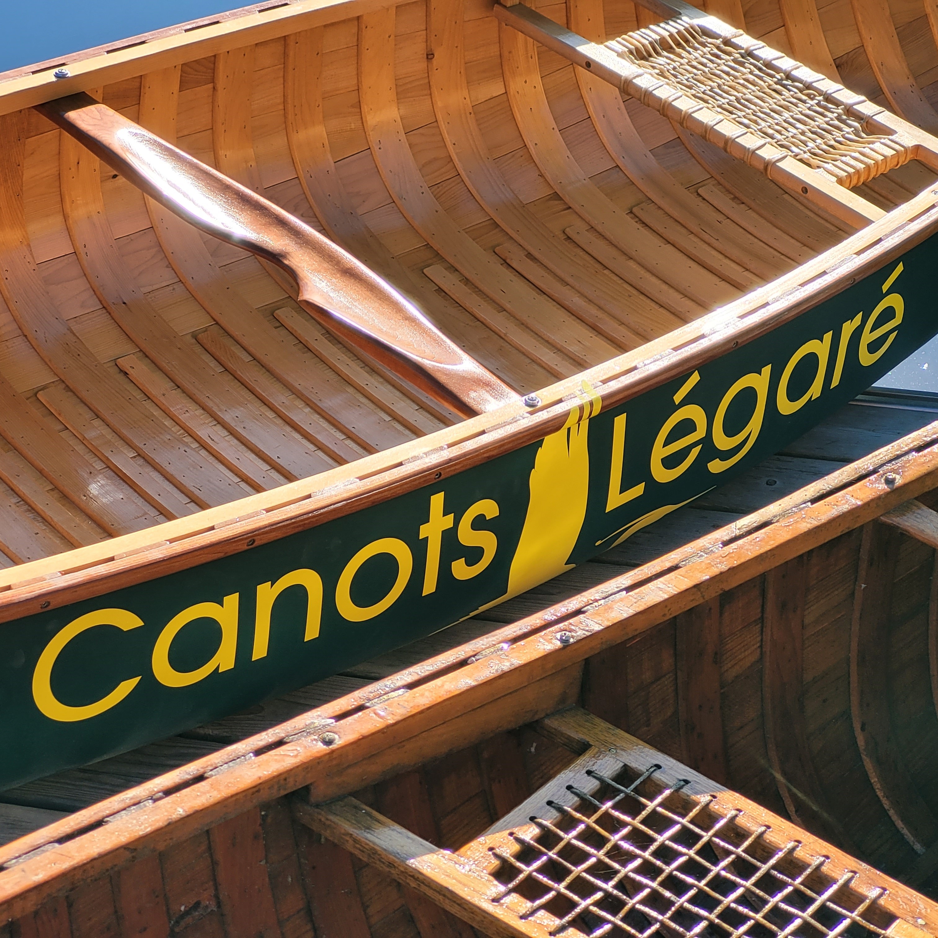 Deux canots en cèdre vue de haut