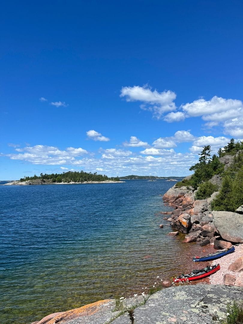 Deux canots doubles sur le bord de la rive