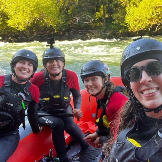 Jeunes femmes de l'équipe Bas-Canada Rafting sur l'eau au Chili