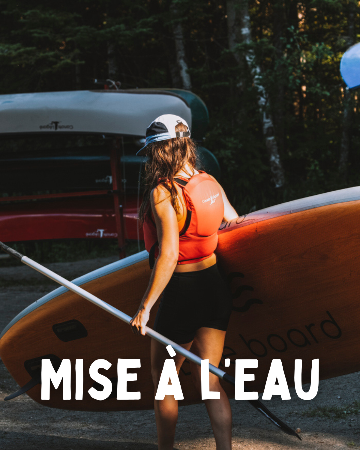 Mise à l'eau d'une planche à pagaie chez Canots Légaré