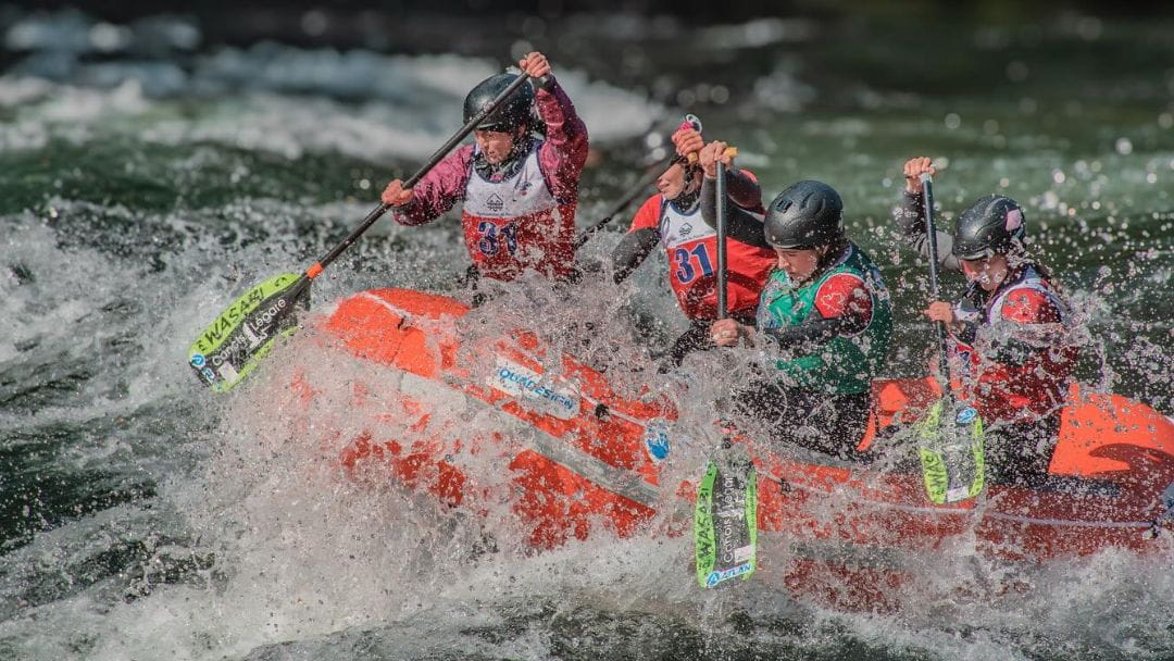 Équipe Bas-Canada rafting en compétition dans un rapide